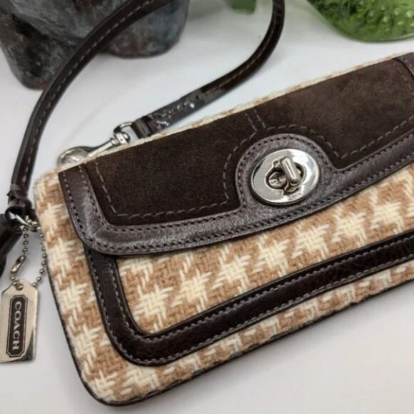 Pristine 2005 Coach Wool Houndstooth & Suede Turn-lock Wristlet - Picture 1 of 10